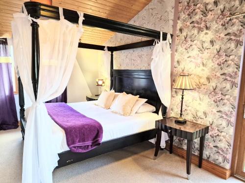 Kelty Ski Chalet | Ochil 8 with Private Hot Tub - Fife - Loch Leven - Lomond Hills