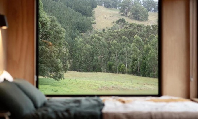 Tarra Valley House | Off-Grid Cabin with Valley Views and Hot Tub - Velma