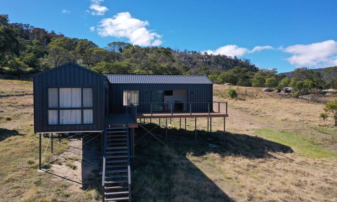 Tenterfield House | Off-Grid Farm Stay with Scenic Views