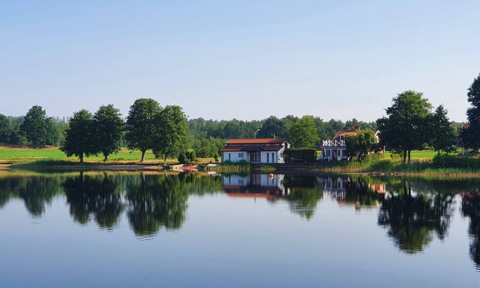 Unnaryd House | Off to the north - Bright loft in southern Sweden right on the water for 2-4 people