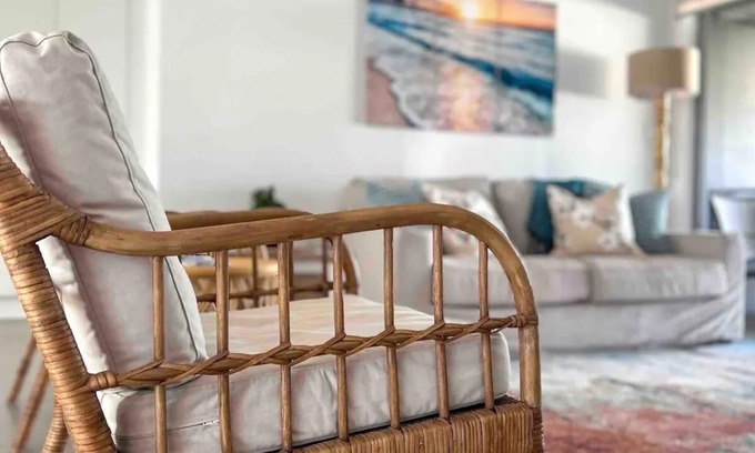 Middleton House | Offshore Beach House - Wi-fi & linen included