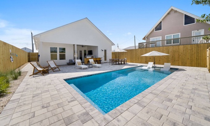 Kiska Beach House | Oh When Is Vacay - West End PCB