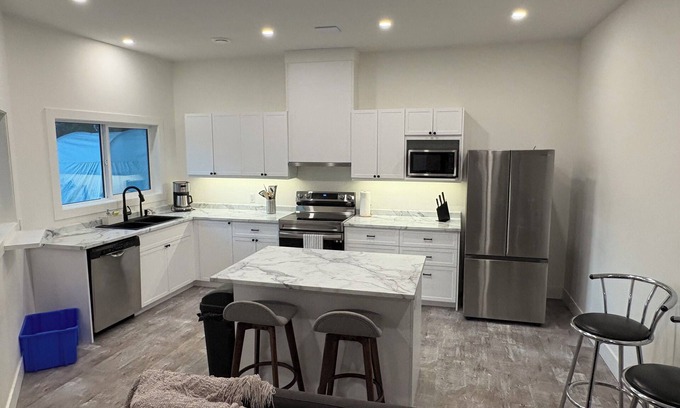 McKinley Apartment | Okanagan Lake Retreat Near Beach, Dock & Wineries Stylish & Cozy