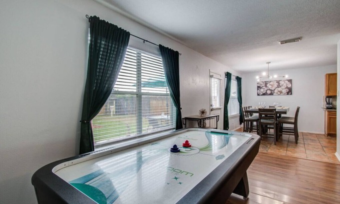 Houston Apartment | Oland -FUN Getaway: 4BR, King Suite, Arcade, 2 SmartTVs