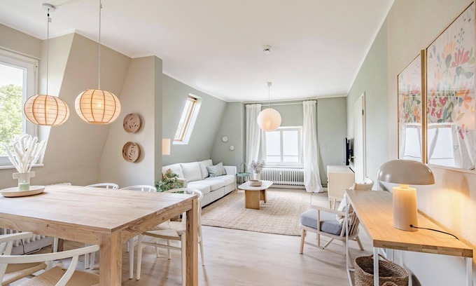 Altona-Nord Apartment | Old building apartment for up to 5 people "OPTI" in the Schanzenviertel - top floor