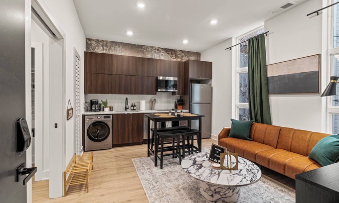 Old City Apartment | Old City-New Building Charm-Walk to Everything!