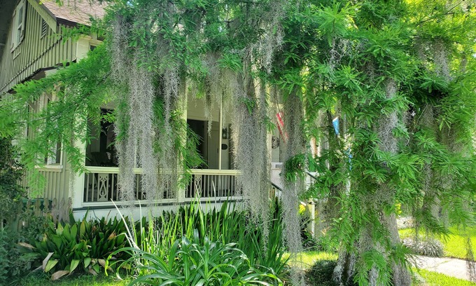 Mandeville Bed & Breakfast | Old Mandeville guesthouse with New Orleans style courtyard 1 block from Lake.