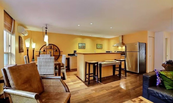 Chinatown Apartment | Old Montreal, lovely quiet location