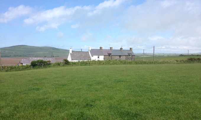 Garn Fadryn House | Old Smithy[Tyr Efail] Beautiful location AONB walking/cycling-Close to 3 beaches