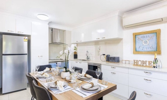 South Brisbane Apartment | Old Time Charm! Carpark+Wifi, Central BNE 2BR Apt