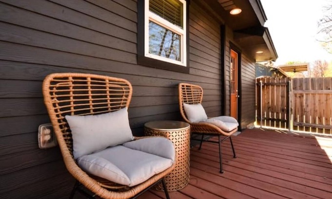 Georgetown House | old Town Bungalow - 4 blocks to historic square