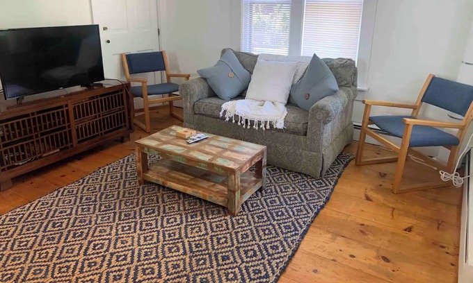 Marblehead Apartment | Old Town Convenient Nest: walk to town, water, park