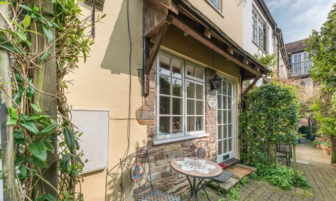 Ludwel Cottage | OLD TOWN COTTAGE, romantic, character holiday cottage in Ludlow