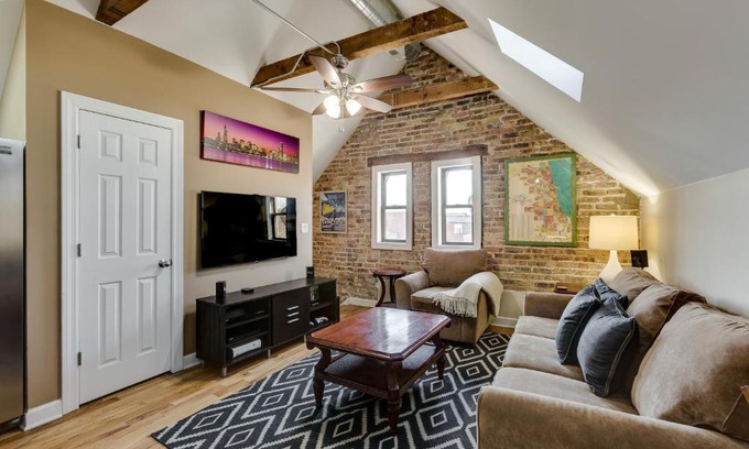 West Bucktown Apartment | Old Town Elegance Awaits You in This Classic Chicago Stunner! apts