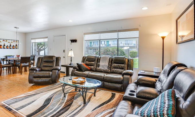 South Scottsdale Condo | Old Town Scottsdale Retreat w/Pool Access!