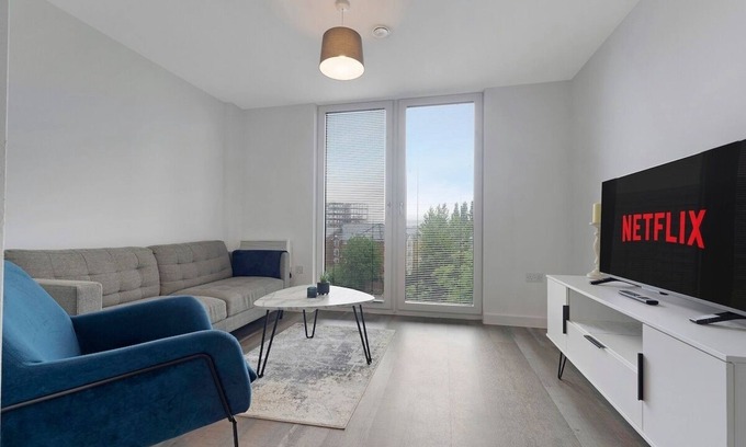 Old Trafford Apartment | Old Trafford Perfect for Small Groups FREE Parking