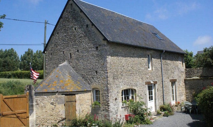 Aure sur Mer Cottage | Old wine press near Omaha Beach