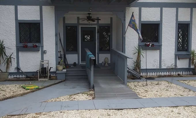 Edgewater House | Old World Charm.Minutes to the beach and Canal Street in New Smryna Beach