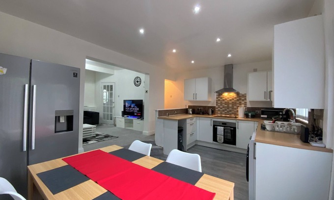 Failsworth Apartment | Oldham Home Free Parking 3bed 1bath