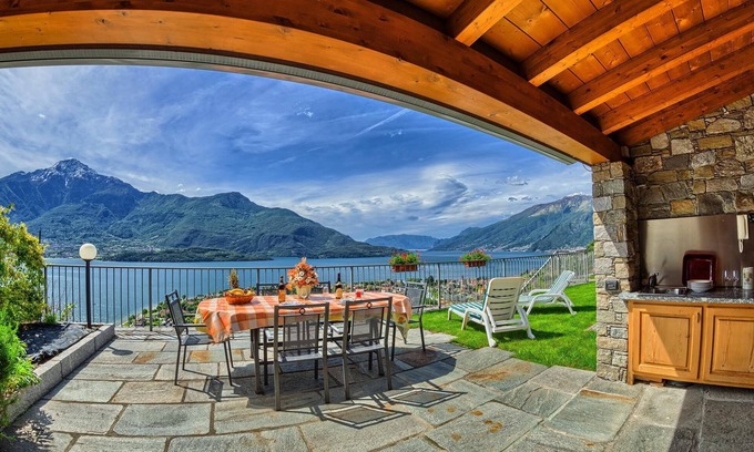 Vercana Apartment | Olive Garden Holiday Apartment with Lake View