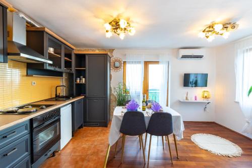 Zrnovnica House | Olive Garden House in Žrnovnica with a View & BBQ