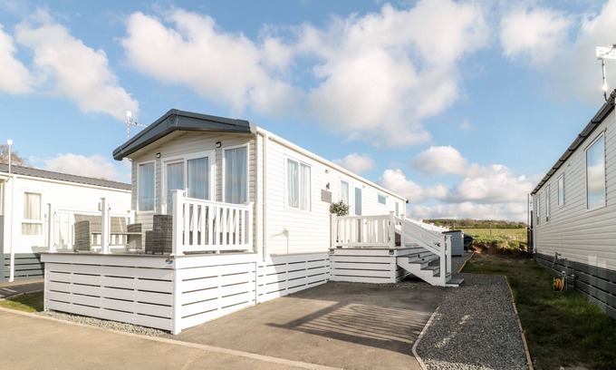 Morpeth Cottage | OLIVES PLACE, pet friendly, with hot tub in Felton