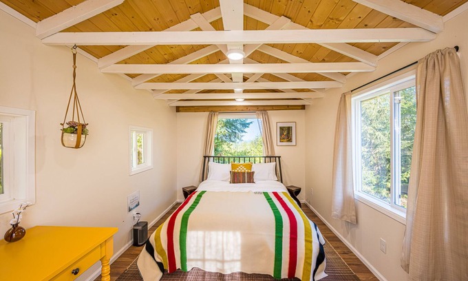 Sekiu Cottage | Olympic retreat w/hot tub & bbq