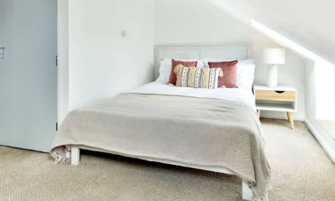 Hanwell House | Omega @ Hanwell | 2nd Floor Ensuite | Free Parking