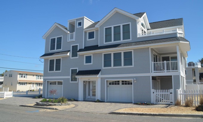 Beach Haven Gardens House | On beach block with heated private pool (in between Bay Village and Nardi's)