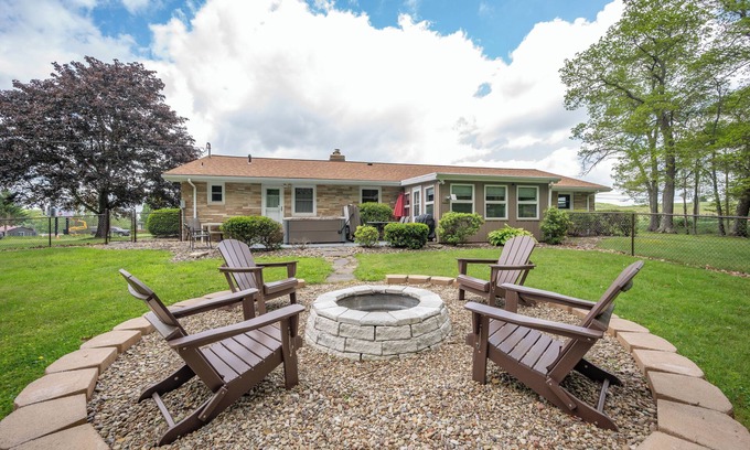 Friendsville House | On Deep Creek Time: Lake Area, Hot Tub, Pool Table, Fireplace!