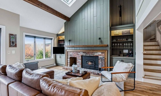 Quechee Condo | On Golf Course, Fireplace, Views! | Landmark 1C