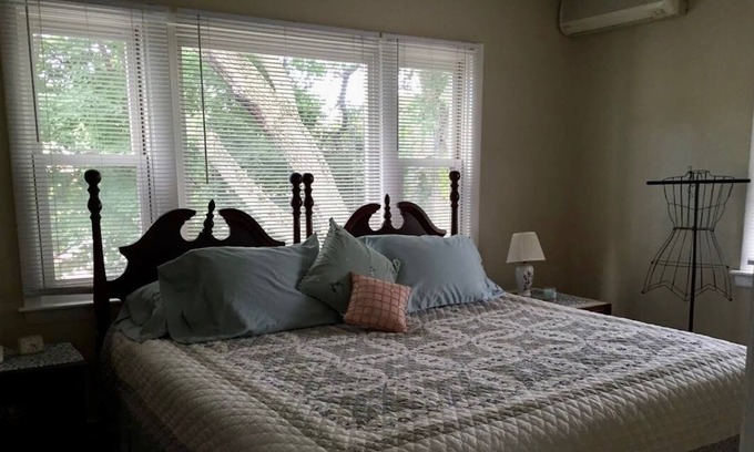 Watertown Apartment | On Mount Auburn st … 2 miles from Harvard Sq.. on bus line