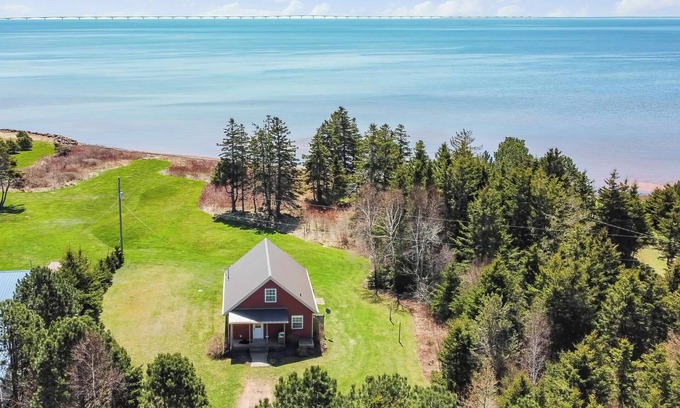 Fernwood Cottage | On one of the 𝗜𝘀𝗹𝗮𝗻𝗱'𝘀 𝗯𝗲𝘀𝘁 𝗯𝗲𝗮𝗰𝗵𝗲𝘀; enjoy sun, sand & sea!