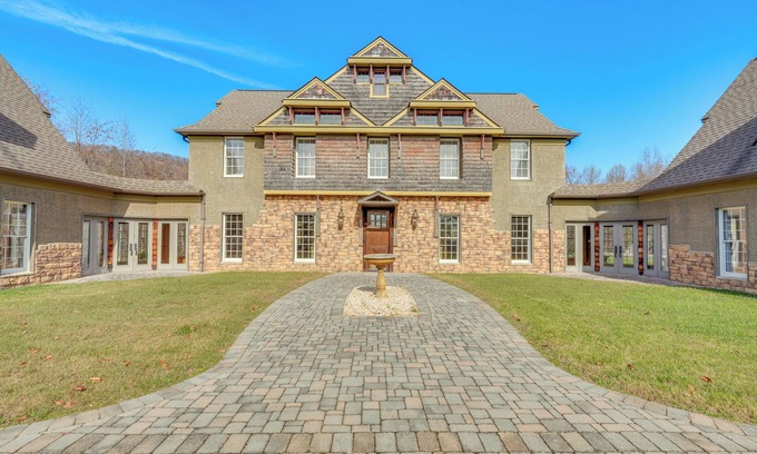 Kingsport House | On-Site Hiking: 'Bays View Lodge' in Kingsport!