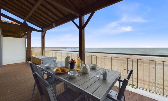 La Tranche-sur-Mer Apartment | On the beach, apartment with terrace and sea view