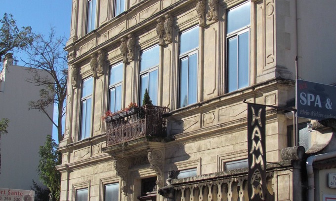 Cavaillon House | On the ground floor of a beautiful listed Haussmann building, unusual 150 m² with private hammam