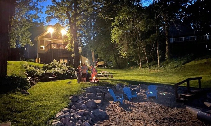 Panora House | On the Lake! Sleeps 14 waterfront and beach