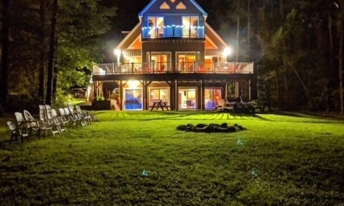 Henrico House | On the lake- Sleeps 19- Sunday to Sunday rental during summer