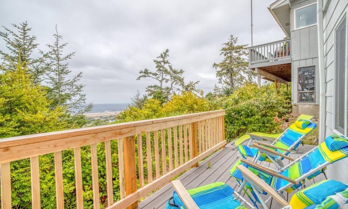Bayshore House | On the majestic Pacific, Whales Wonder offers ocean views, peace and ambiance.