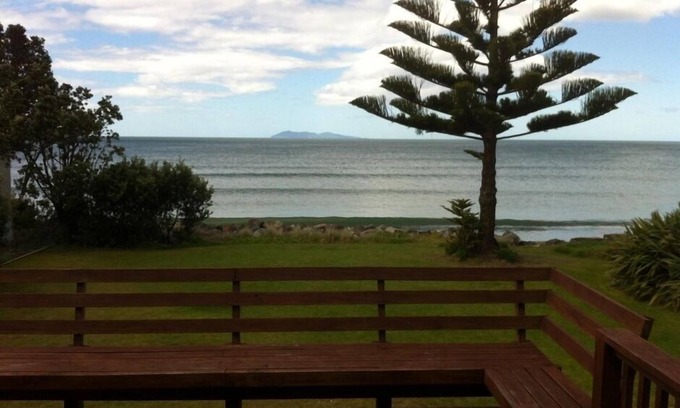 Waihi Beach House | on the ocean beach front a relaxing home