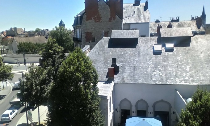 Faubourg North Apartment | On the roof of the office, bright T2 place de la République with parking