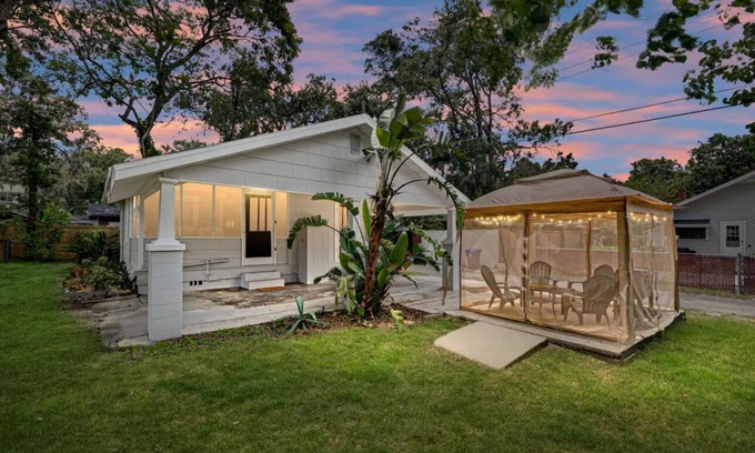 East Lake Morton House | One bedroom 1️⃣ bath bungalow located n the charming Lake Morton Historic District