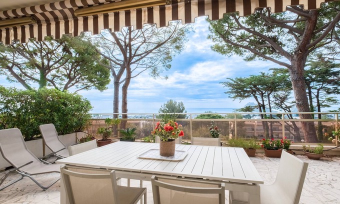 Bastide Giraud Apartment | One-bedroom apartment with sea view, pool, and tennis court