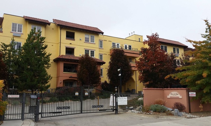 Okanagan-Similkameen Condo | One bedroom and Den Osoyoos beach condo with pool