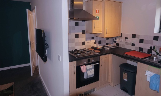 Milton Keynes Apartment | One Bedroom Apartment House with free parking & garden near M1 Junction 13 & 14