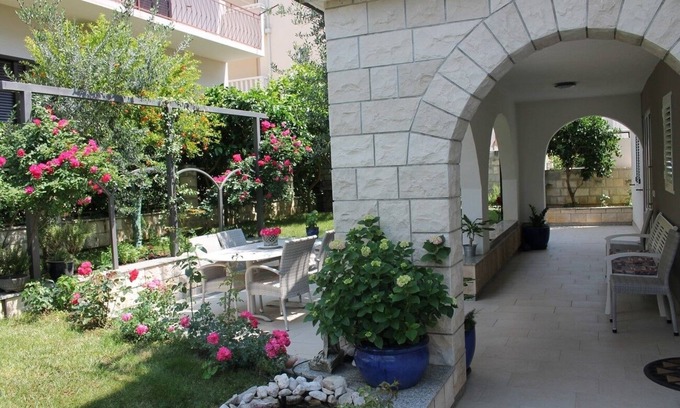 Gorinka Apartment | One bedroom apartment with balcony and sea view Makarska (A-21911-d)