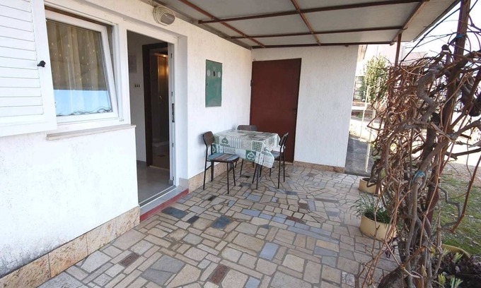 Njivice Apartment | One bedroom apartment with terrace Njivice, Krk (A-21858-a)