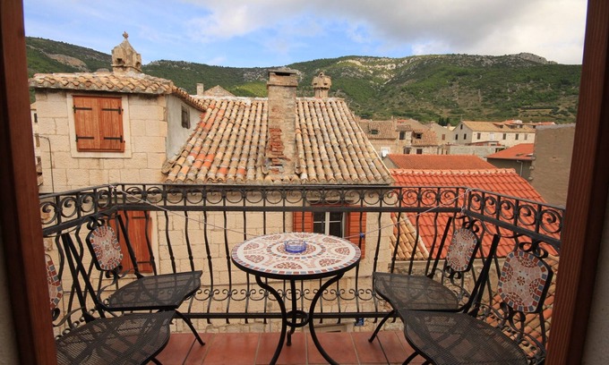Komiza Apartment | One bedroom apartment near beach Komiža, Vis (A-3035-a)