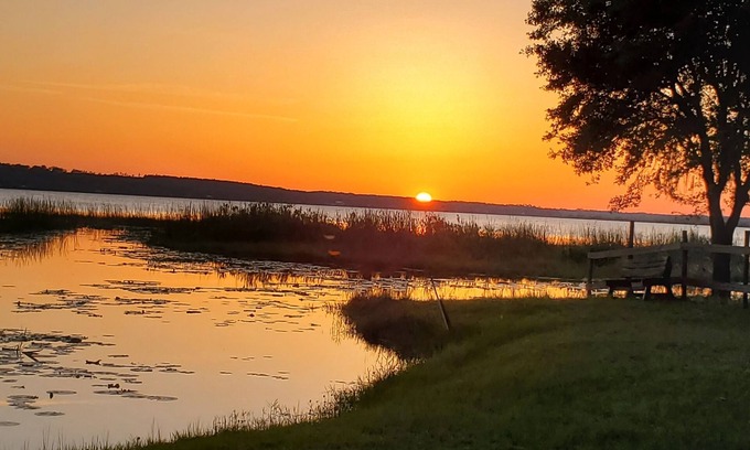 Fort McCoy Cottage | One Bedroom cottage Los Havens [Lost Heaven] right on Lake Kerr - Great Sunsets
