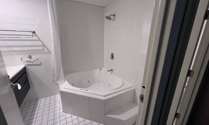 Hamilton Apartment | One Bedroom Deluxe Spa Apartment